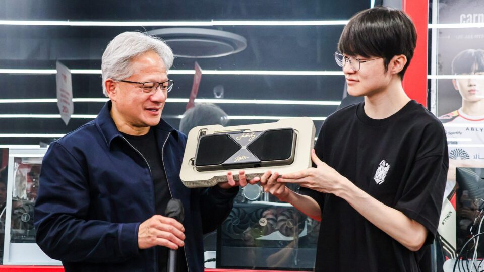 GeForce RTX 5090 GPU に手を添えるフアンと Faker 選手