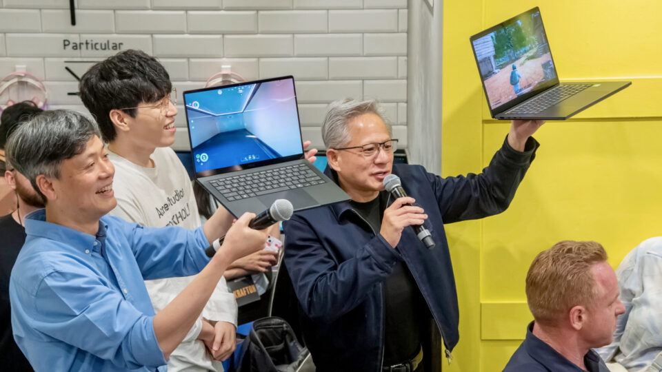 RTX Spark ノート PC をかかげるフアンと聴衆